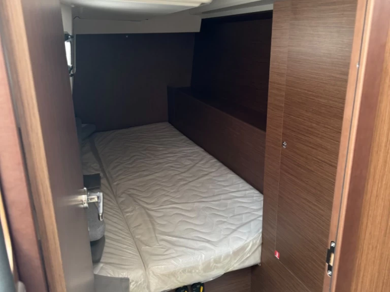 Pronajmout si Bénéteau OCEANIS 37.1 OCEANIS 37.1 v Ajaccio