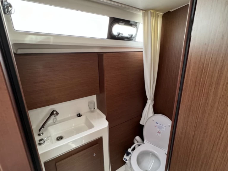 Pronájem lodi Ajaccio lákavé ceny OCEANIS 37.1 OCEANIS 37.1