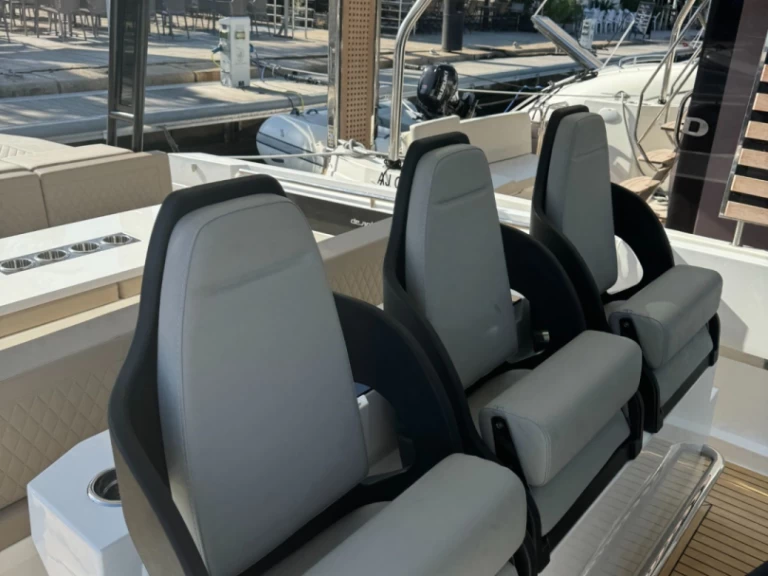 DE ANTONIO Yachts D33 CRUISER jednotlivci a charterové společnosti v Ajaccio