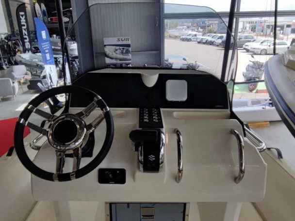 Polotuhá loď k pronájmu v Ajaccio za nejlepší cenu