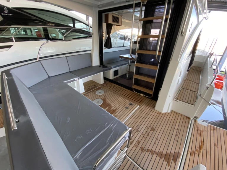 Pronajmout Motorová loď se skipperem či ne Bénéteau v Ajaccio