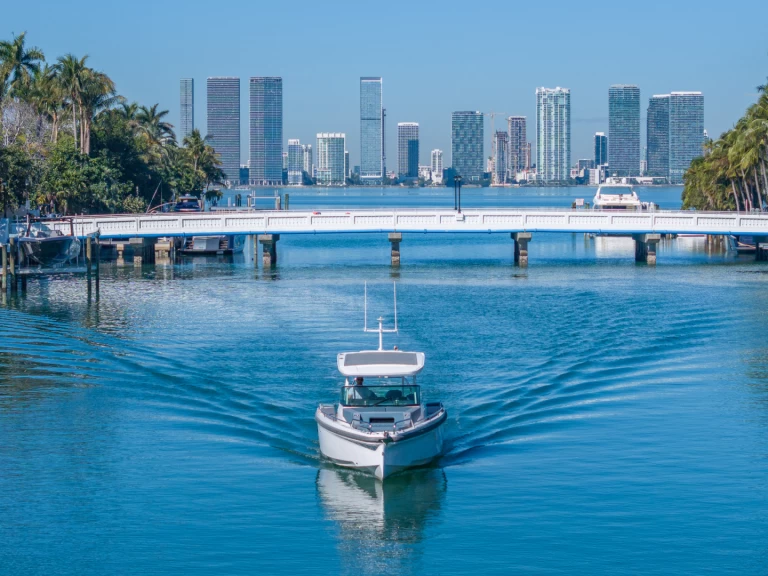 Pronájem lodi Miami lákavé ceny 38 Sun-Top