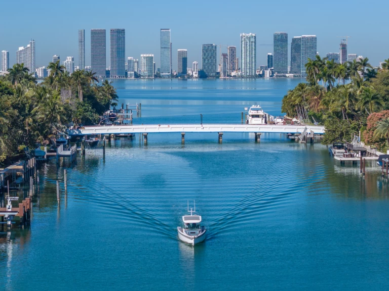 Pronájem lodi Axopar 38 Sun-Top v Miami na Samboatu