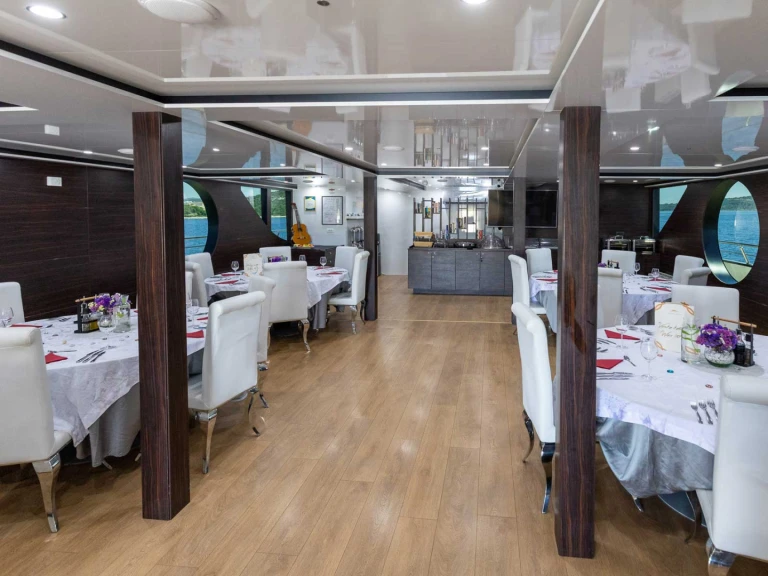 Pronajmout Jachta se skipperem či ne  v Šibenik 