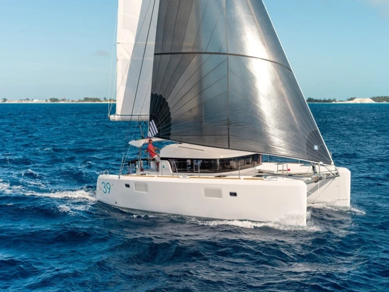 Katamarán k pronájmu v Port Vauban za nejlepší cenu