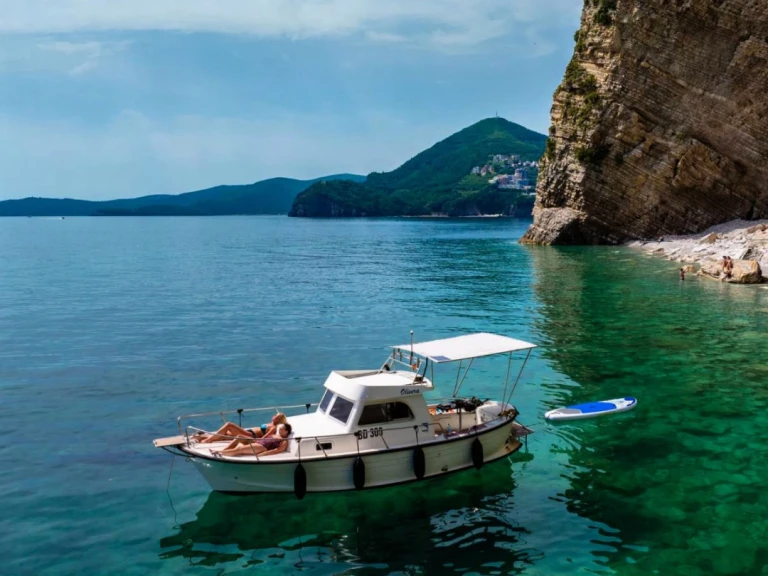 Pronájem jachty v Budvanski Zaliv -Navar 710 na Samboatu