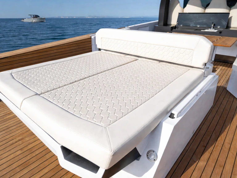 Maxim Max 44R jednotlivci a charterové společnosti v Ibiza Town