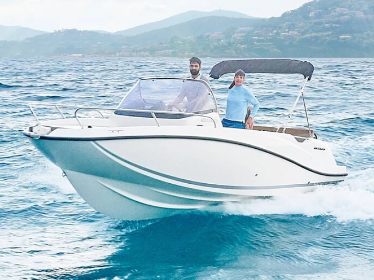 Quicksilver Activ 605 Sundeck jednotlivci a charterové společnosti v Cambrils