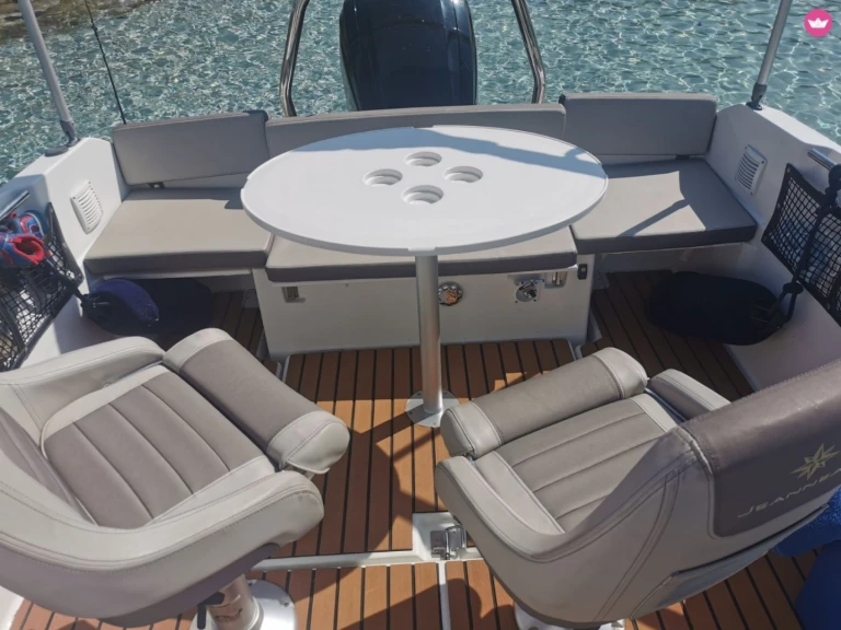 Pronajmout si Jeanneau Cap Camarat 5.5 WA Serie 2 v Saint-Florent