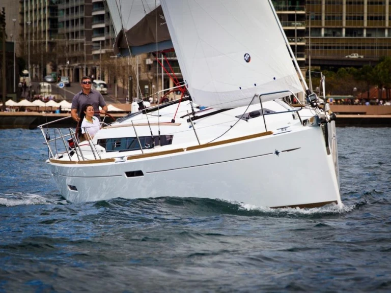 Pronajmout si Jeanneau Sun Odyssey 379 v Port-Haliguen