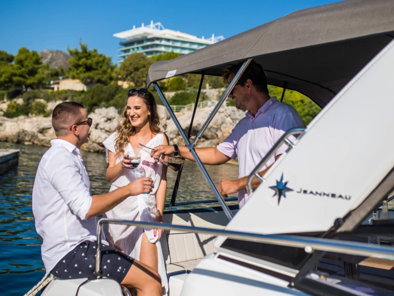 Jeanneau Leader 30 jednotlivci a charterové společnosti v Dubrovník