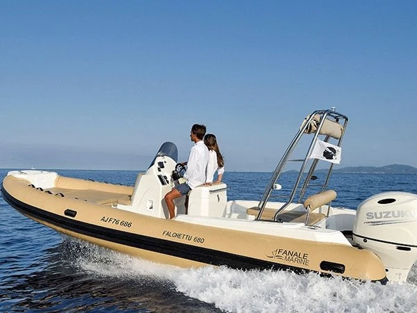 Polotuhá loď k pronájmu v Saint-Florent za nejlepší cenu