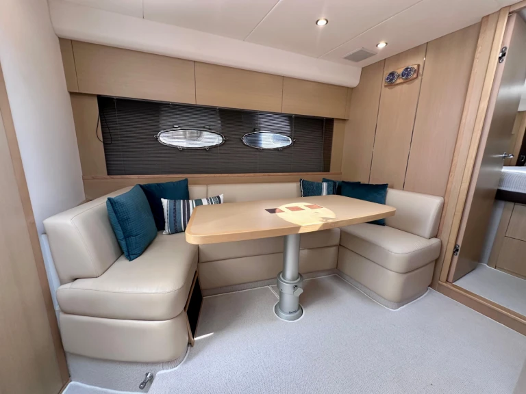 Pronájem lodi Princess Princess V42 v Villeneuve-Loubet na Samboatu