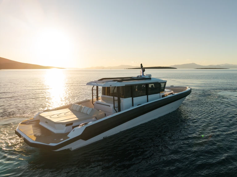 Motorová loď k pronájmu v Olympic Marine za nejlepší cenu