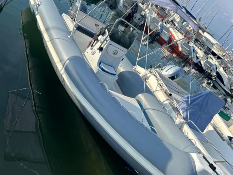 Pronajmout Polotuhá loď se skipperem či ne AQUA v Itálie