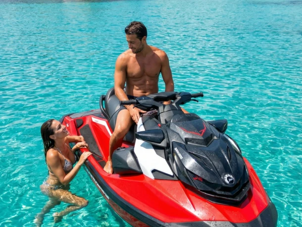 Pronájem jachty v Portisco -Sea-Doo RXP-XRS na Samboatu