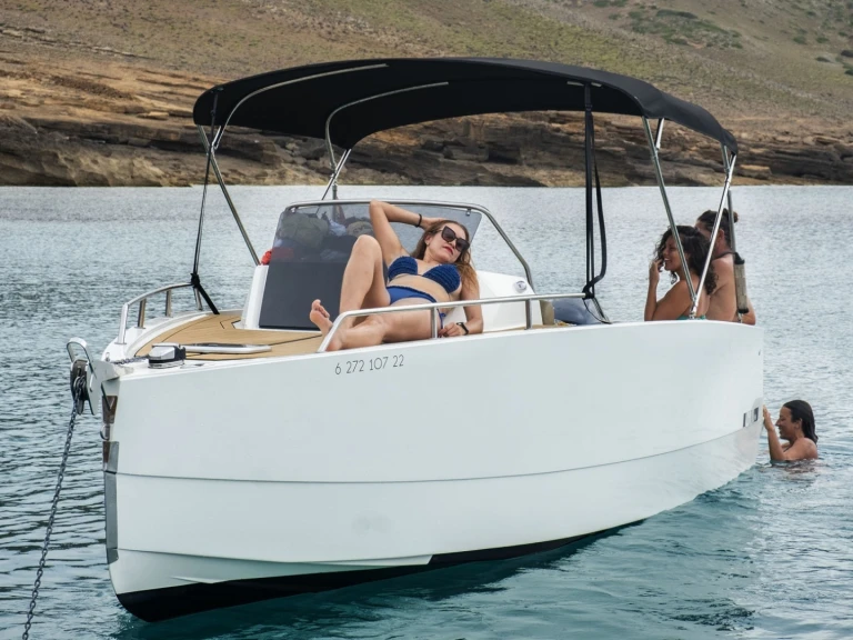 Pronájem Motorová loď Nuva s licencí