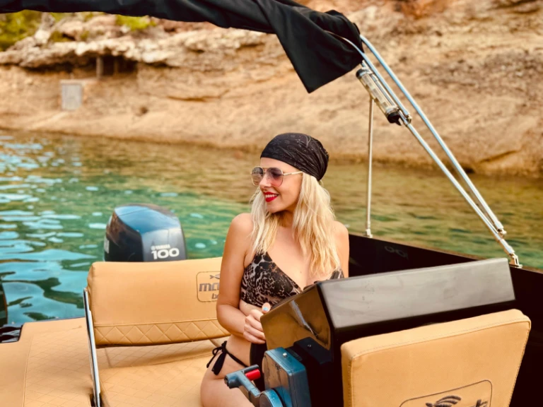 Motorová loď k pronájmu v Sant Antoni de Portmany za nejlepší cenu