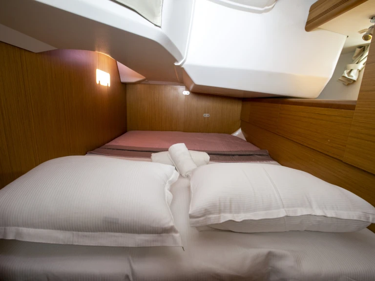 Pronajmout si Jeanneau Sun Odyssey 49i v Plataniás