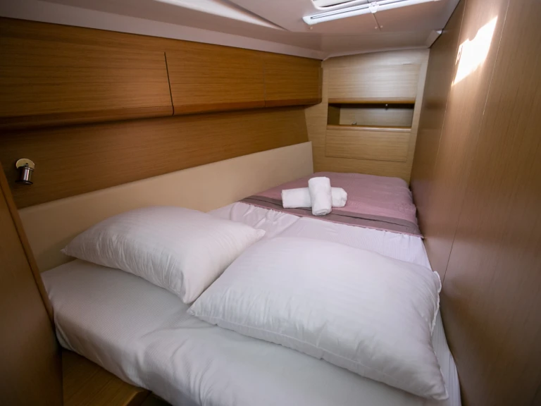 Pronajmout si Jeanneau Sun Odyssey 49i v Skiathos