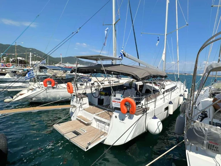 Jeanneau Sun Odyssey 440 jednotlivci a charterové společnosti v Plataniás