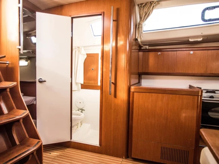 Pronájem lodi Bénéteau Oceanis 43 v Ormos Panagias na Samboatu