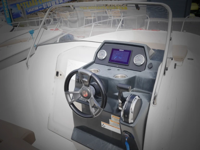 Pronajmout si Quicksilver QUICKSILVER 675 ACTIV v La Baule-Escoublac