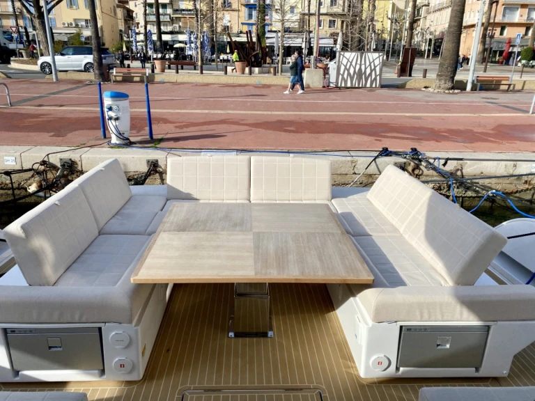 Pronajmout Jachta se skipperem či ne Pardo Yachts v Saint-Tropez