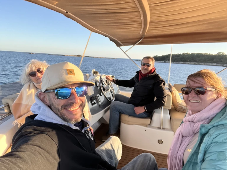 Pronajmout Motorová loď se skipperem či ne Fountaine Pajot v Monako