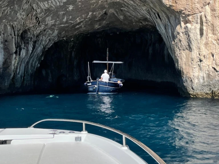 Motorová loď k pronájmu v Neapol za nejlepší cenu