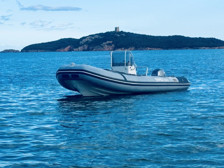 Pronájem lodi Pinarellu lákavé ceny Tempest 625 work