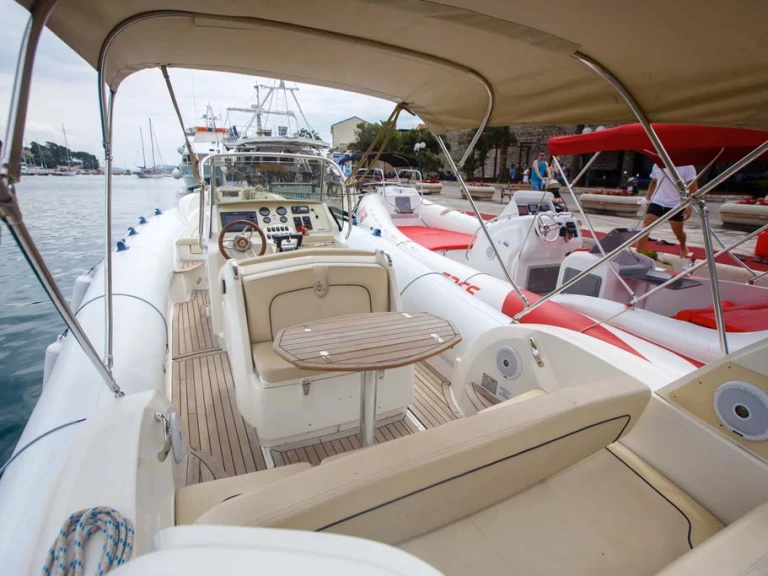 Polotuhá loď k pronájmu v Medulin za nejlepší cenu