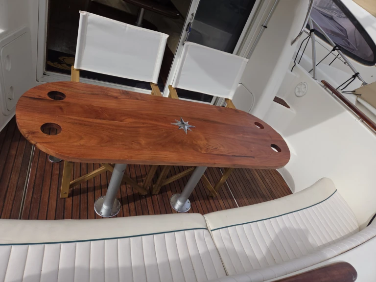 Pronajmout Motorová loď se skipperem či ne Jeanneau v Toulon