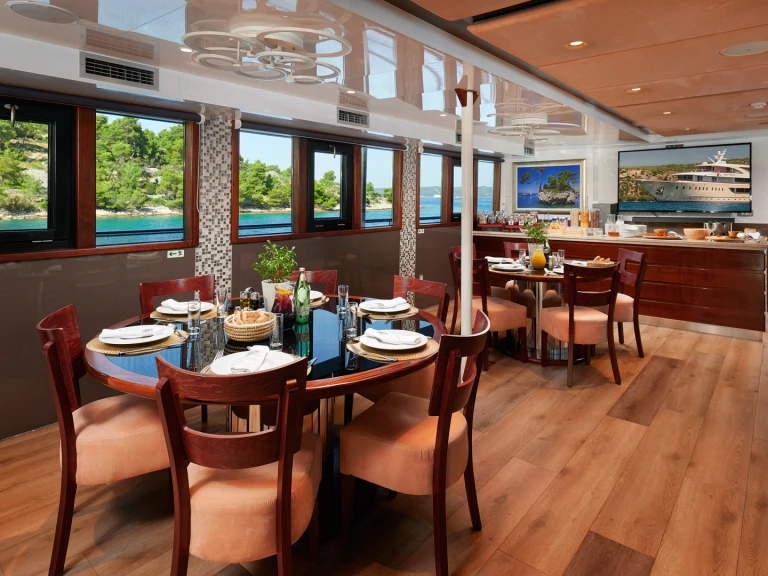 Pronajmout si  Motoryacht Queen Eleganza v Split