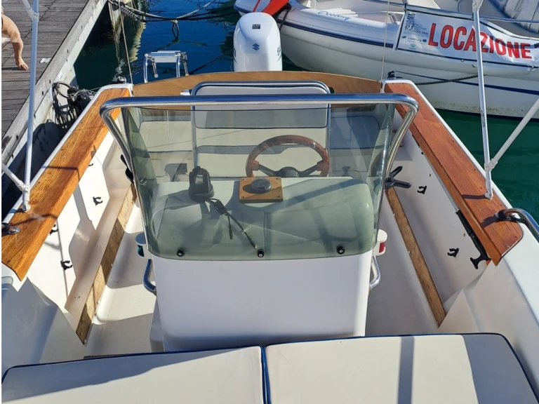 Pronájem lodi Ranieri Azzura v La Spezia na Samboatu