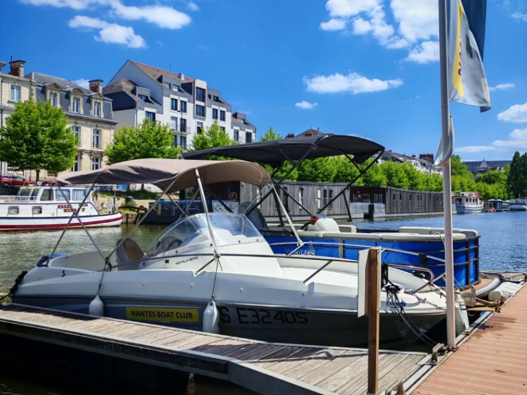 Pronájem Motorová loď Bénéteau s licencí