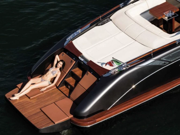 Riva Rivamare 38 jednotlivci a charterové společnosti v Santa Eularia des Riu