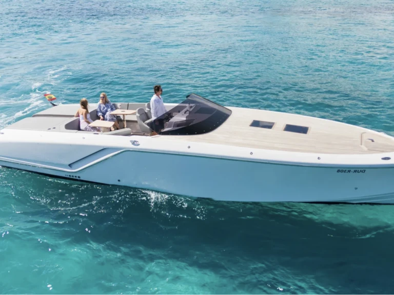 Pronajmout si Frausher Ghost v Santa Eularia des Riu