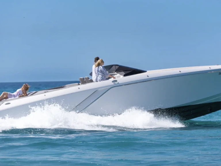 Pronajmout si Frausher Ghost v Santa Eularia des Riu