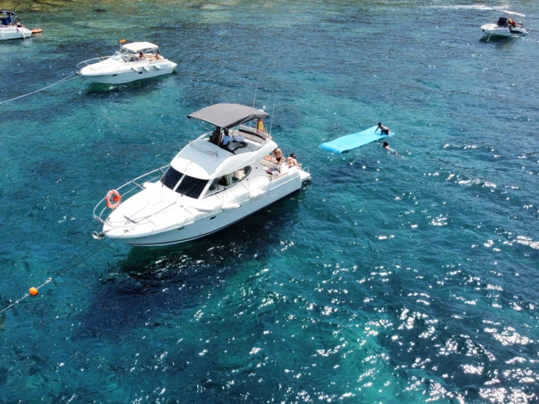 Pronajmout si Jeanneau Prestige 32 Fly v Denia