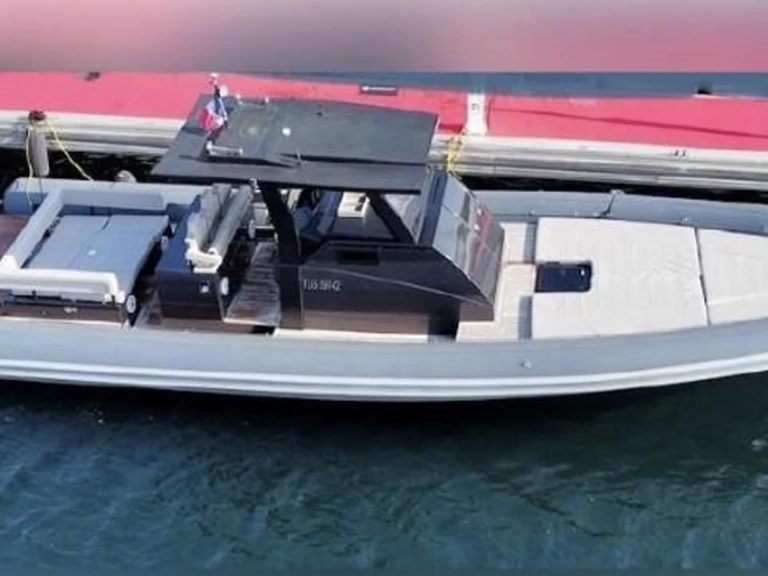 Sea Water Sea Water Phantom 400   jednotlivci a charterové společnosti v Saint-Tropez