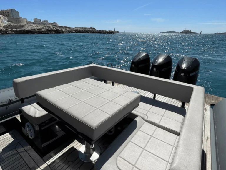 Pronájem lodi Saint-Tropez lákavé ceny Sea Water Phantom 400  