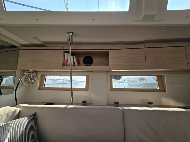 Pronajmout si Bénéteau Oceanis 51.1 v Alimos