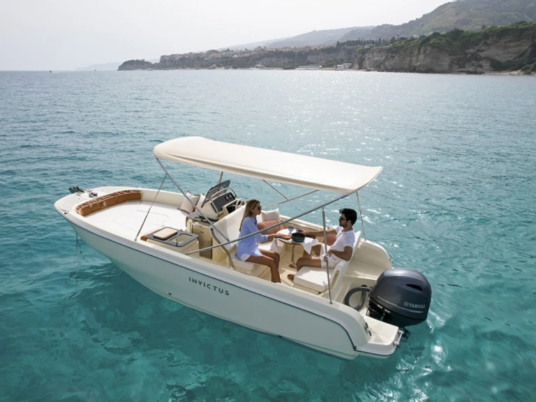 Invictus  200SX jednotlivci a charterové společnosti v Fornells