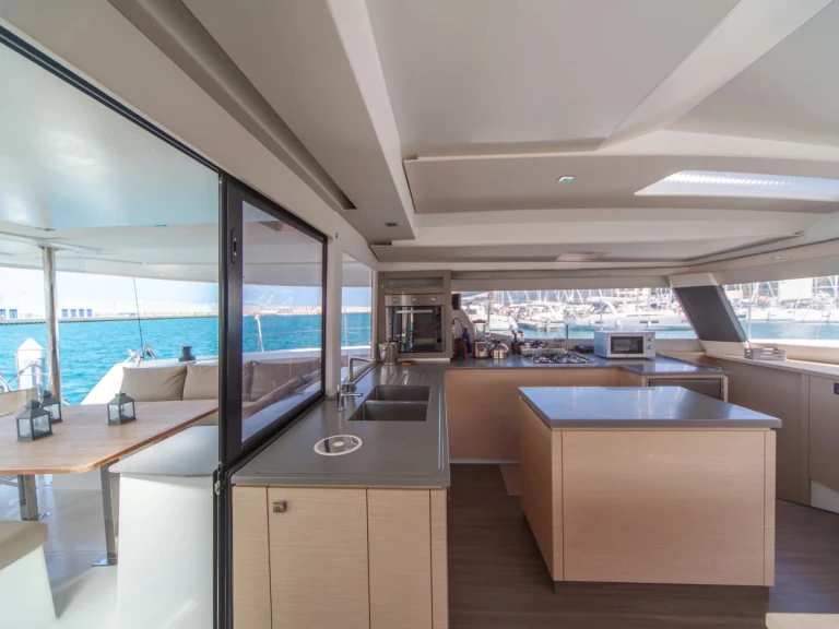 Fountaine Pajot Saba 50 jednotlivci a charterové společnosti v Capo d'Orlando