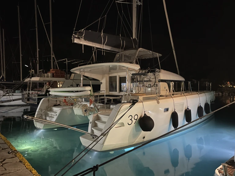 Katamarán k pronájmu v Polignano a Mare za nejlepší cenu