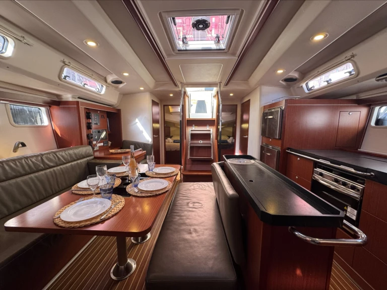 Pronajmout Plachetnice se skipperem či ne Hanse v Port Grimaud