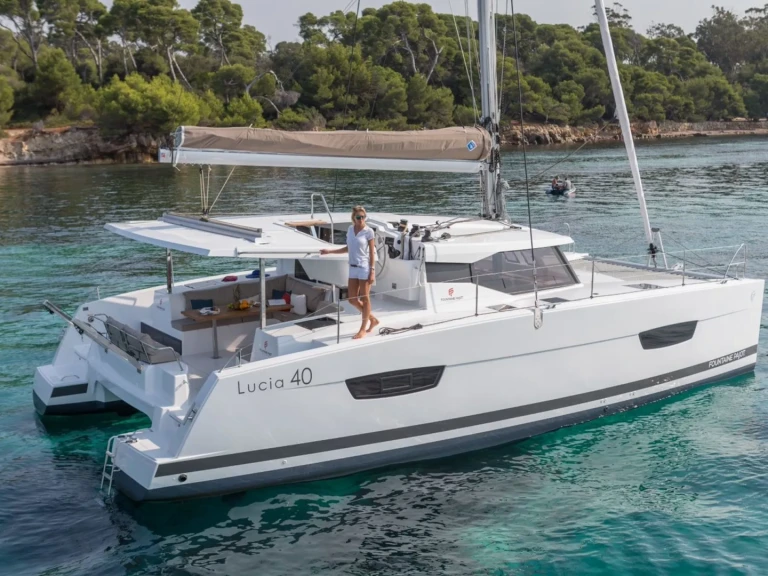 Pronajmout si Fountaine Pajot Lucia 40 (3cab) v Cogolin