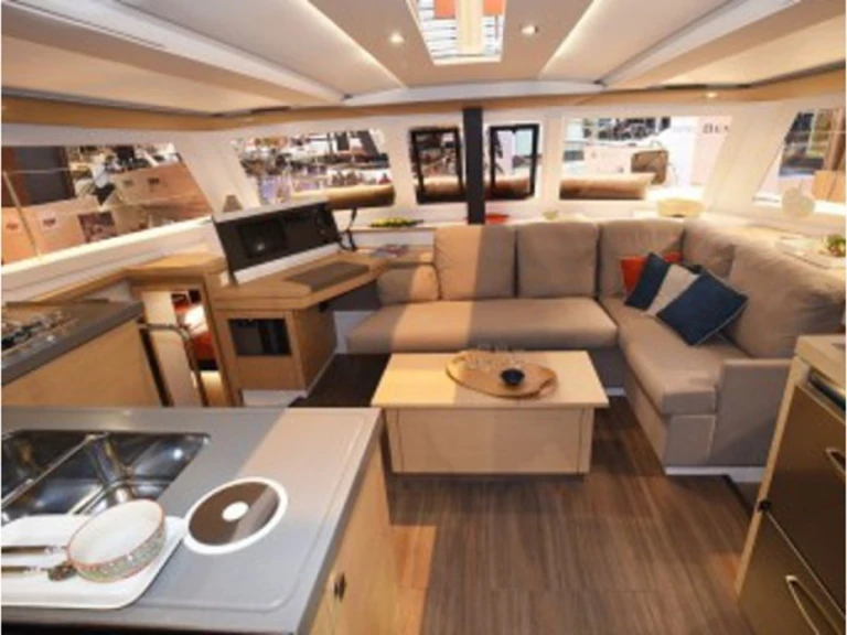 Fountaine Pajot Lucia 40 jednotlivci a charterové společnosti v Port Grimaud