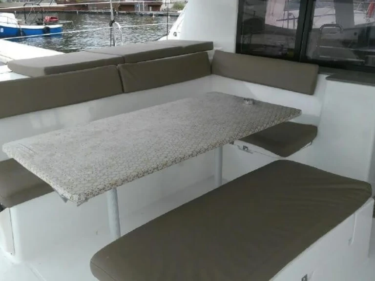 Fountaine Pajot Helia 44 jednotlivci a charterové společnosti v Cogolin